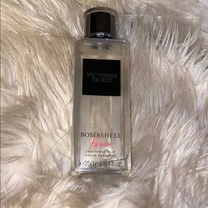 Victoria’s Secret bombshell Paris